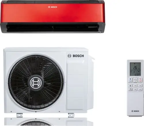 Bosch Split-Klimagerät mit roter Inneneinheit und weißem Außengerät, Ventilator vorn sichtbar. Fernbedienung rechts neben den Einheiten.